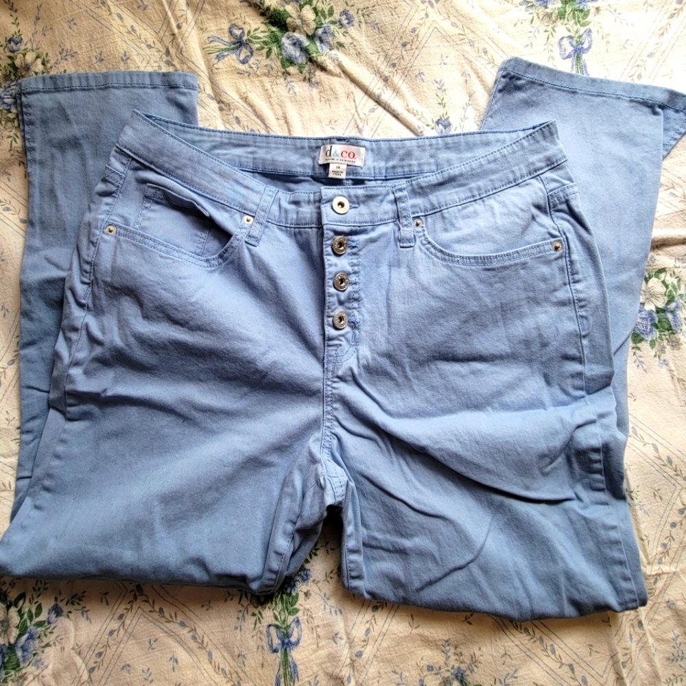 💰🌟 3 for $13 Denim & Co Light Blue Capris Size 14